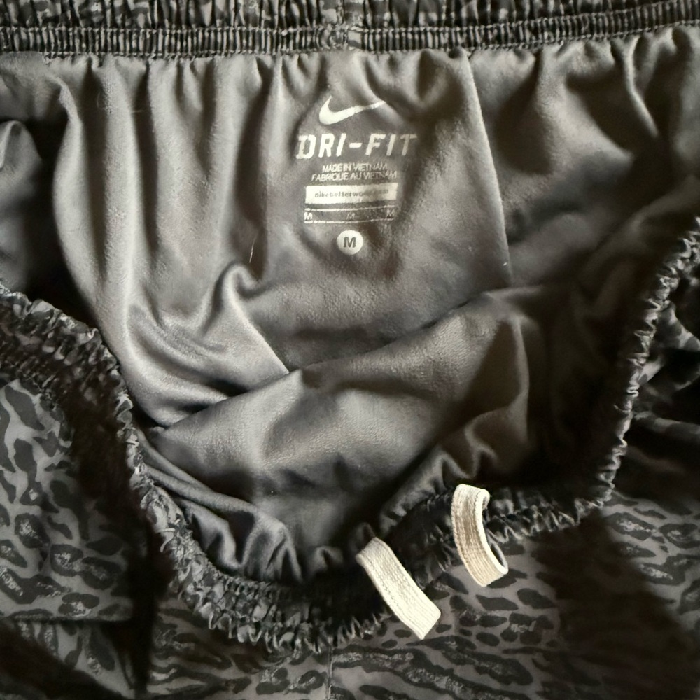 Nike Dri Fit Black Grey Animal Print  Athletic Drawstring Shorts Size Medium - Picture 3 of 4